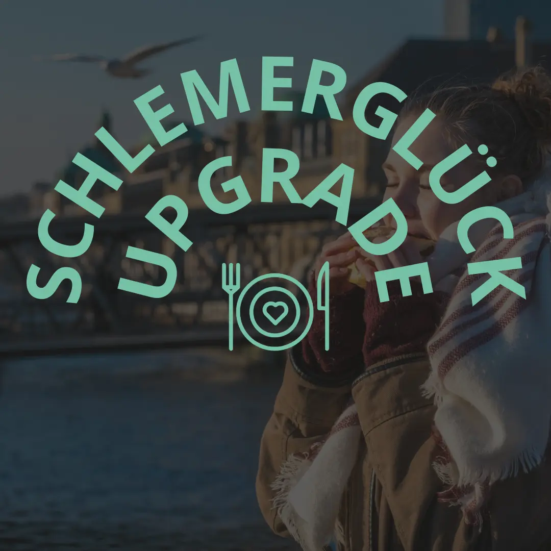 Schriftzug "Schlemmerglück Upgrade" mit Logo Teller, Besteck und Herz, im Hintergrund Hamburg