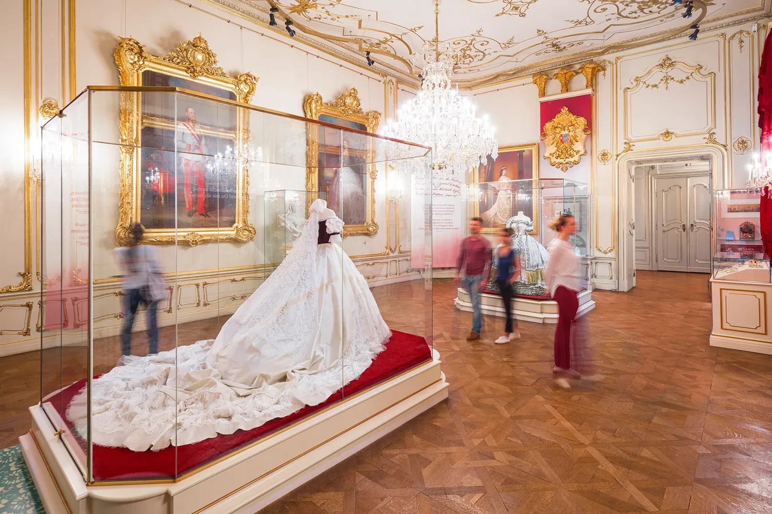 Sisi Museum, Replik des ungarischen Krönungskleides der Kaiserin Elisabeth in Wien